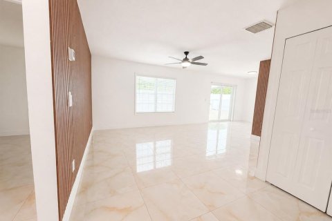 Villa ou maison à vendre à Tampa, Floride: 4 chambres, 138.98 m2 № 2329234 - photo 2
