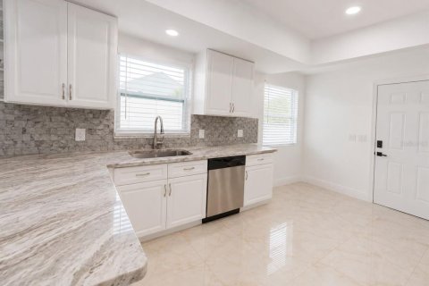 Villa ou maison à vendre à Tampa, Floride: 4 chambres, 138.98 m2 № 2329234 - photo 6