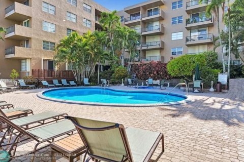 Condominio en alquiler en Pompano Beach, Florida, 1 dormitorio, 76.55 m2 № 1990489 - foto 1