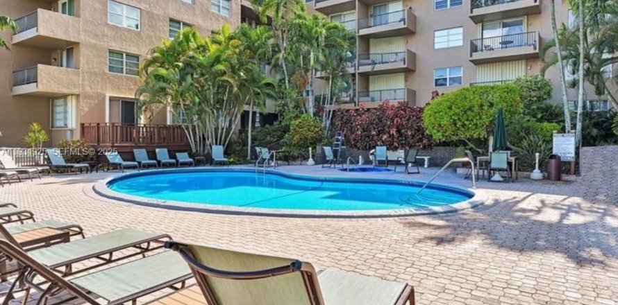 Condominio en Pompano Beach, Florida, 1 dormitorio  № 1990489