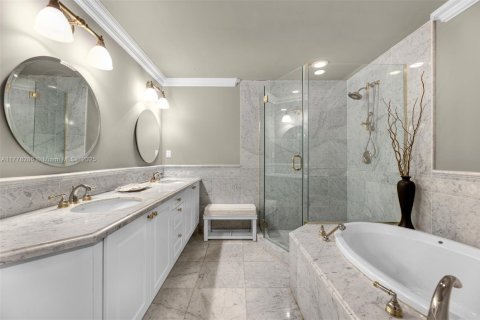 Condo in Bal Harbour, Florida, 4 bedrooms № 1985625 - photo 12