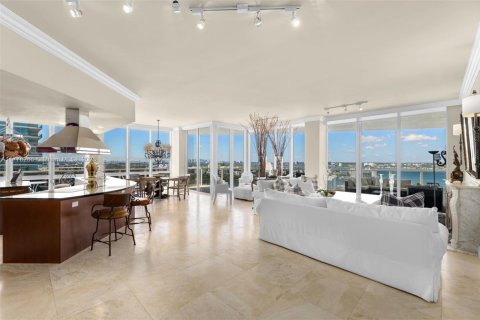 Condo in Bal Harbour, Florida, 4 bedrooms № 1985625 - photo 1