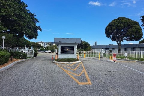 Снять в аренду кондоминиум в Уэст-Палм-Бич, Флорида 2 спальни, 89.19м2, № 1967167 - фото 1