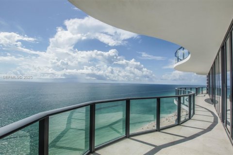 Снять в аренду кондоминиум в Санни-Айлс-Бич, Флорида 4 спальни, 463.77м2, № 1983760 - фото 2