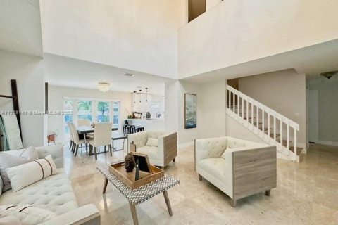 Снять в аренду виллу или дом в Майами, Флорида 4 спальни, 268.02м2, № 1942082 - фото 1