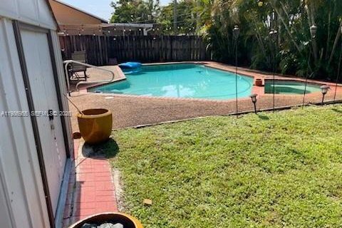 Villa ou maison à louer à Sunrise, Floride: 1 chambre № 2044845 - photo 2