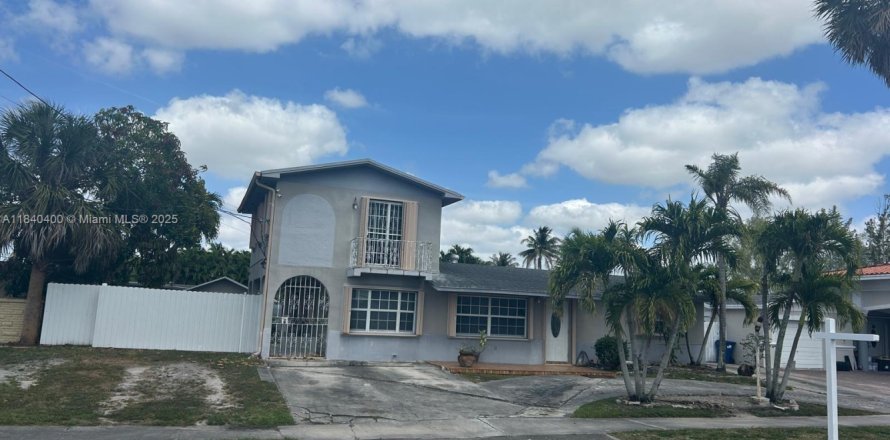 Immobilier commercial à Hialeah, Floride 1 chambre, 215.53 m2 № 1828988