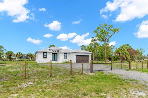 House in Clewiston, Florida 4 bedrooms, 232.26 sq.m. № 2212702