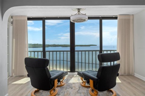 Condo in Port Richey, Florida, 2 bedrooms  № 2396330 - photo 8