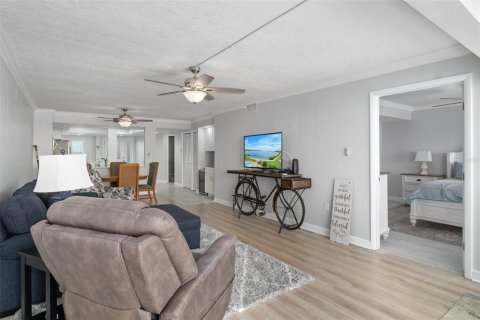 Condo in Port Richey, Florida, 2 bedrooms  № 2396330 - photo 9