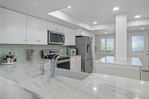 Condo in Port Richey, Florida, 2 bedrooms  № 2396330 - photo 12