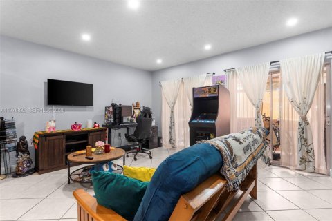 Touwnhouse à louer à Kendall, Floride: 2 chambres, 134.71 m2 № 2047199 - photo 9