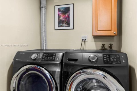 Touwnhouse à louer à Kendall, Floride: 2 chambres, 134.71 m2 № 2047199 - photo 4