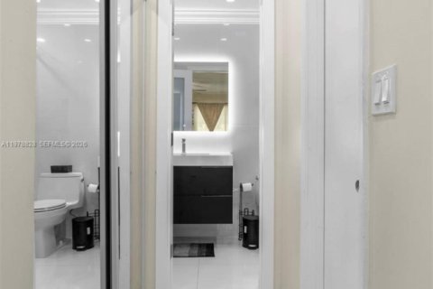 Touwnhouse à louer à Kendall, Floride: 2 chambres, 134.71 m2 № 2047199 - photo 15