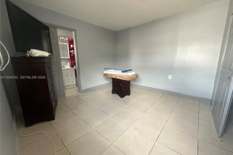 Casa en venta en Miami, Florida, 4 dormitorios, 190.64 m2 № 1995069 - foto 13
