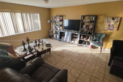 Casa en venta en Miami, Florida, 4 dormitorios, 190.64 m2 № 1995069 - foto 2