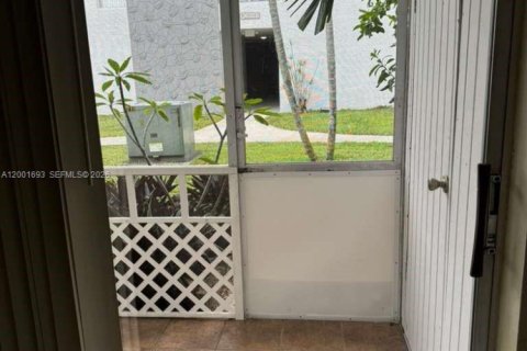 Condo in Miami, Florida, 1 bedroom  № 2065881 - photo 10