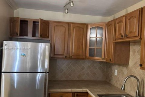 Condo in Miami, Florida, 1 bedroom  № 2065881 - photo 2