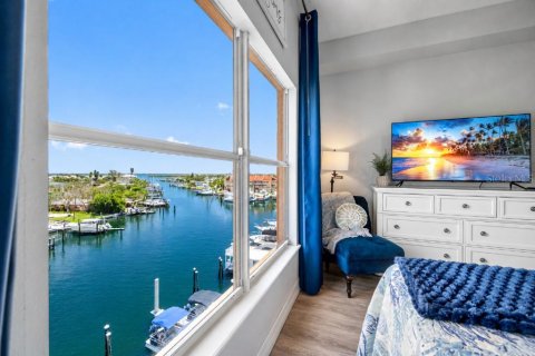 Condo in Madeira Beach, Florida, 2 bedrooms  № 2393884 - photo 8