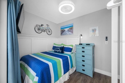 Condo in Madeira Beach, Florida, 2 bedrooms  № 2393884 - photo 13