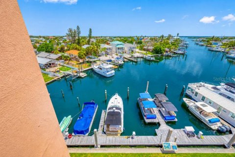Condo in Madeira Beach, Florida, 2 bedrooms  № 2393884 - photo 17