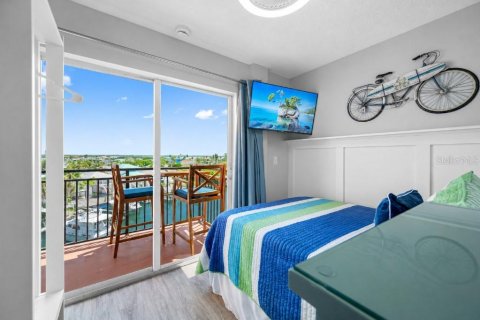 Condo in Madeira Beach, Florida, 2 bedrooms  № 2393884 - photo 12
