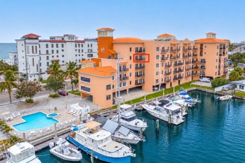 Condo in Madeira Beach, Florida, 2 bedrooms № 2393884