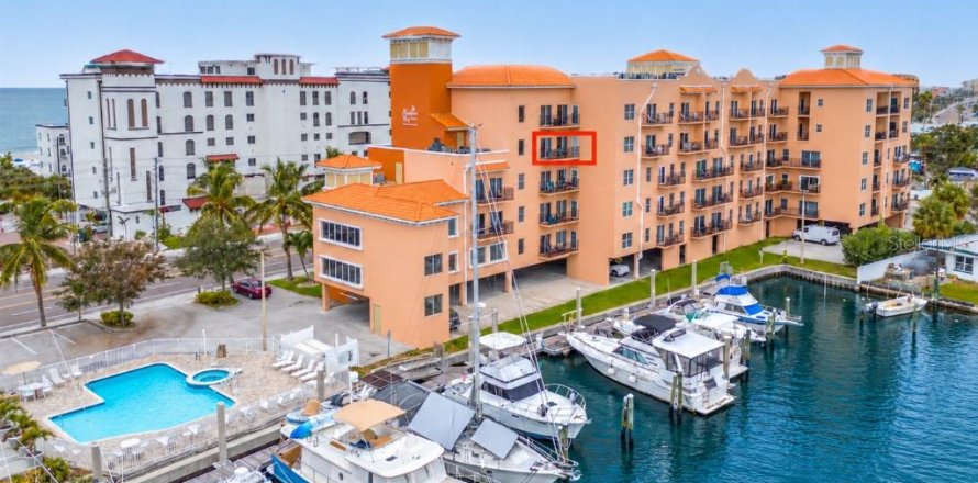 Condo in Madeira Beach, Florida, 2 bedrooms  № 2393884