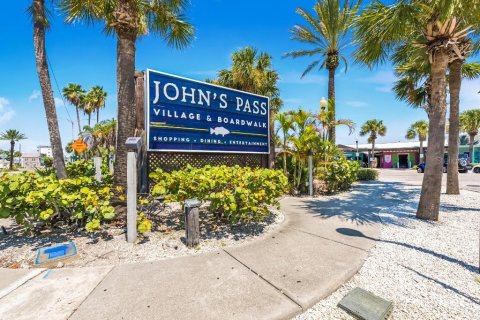 Condo in Madeira Beach, Florida, 2 bedrooms  № 2393884 - photo 23
