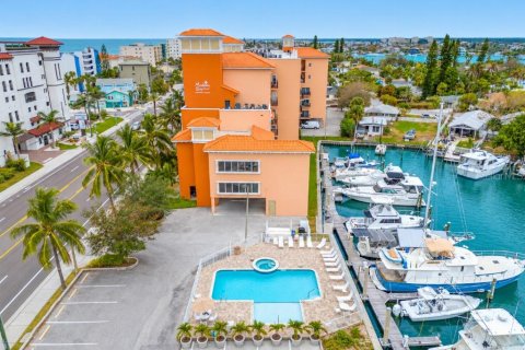 Condo in Madeira Beach, Florida, 2 bedrooms  № 2393884 - photo 20
