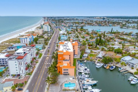 Condo in Madeira Beach, Florida, 2 bedrooms  № 2393884 - photo 21