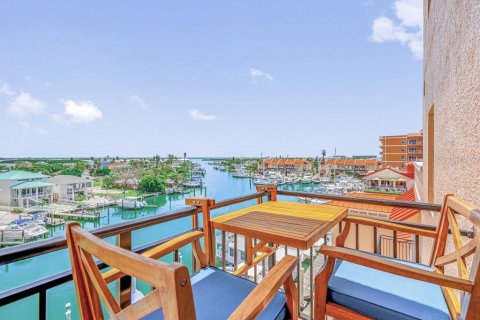 Condo in Madeira Beach, Florida, 2 bedrooms  № 2393884 - photo 18