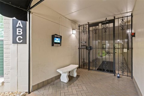 Condo in Tampa, Florida, 1 bedroom  № 1759982 - photo 2