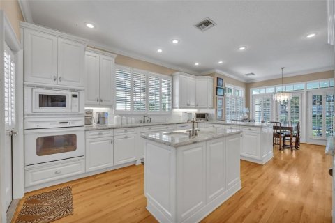 House in Winter Park, Florida 4 bedrooms, 321.44 sq.m. № 2151882 - photo 10