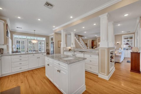 House in Winter Park, Florida 4 bedrooms, 321.44 sq.m. № 2151882 - photo 11