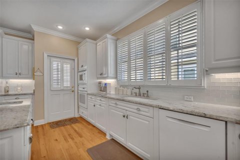 House in Winter Park, Florida 4 bedrooms, 321.44 sq.m. № 2151882 - photo 14