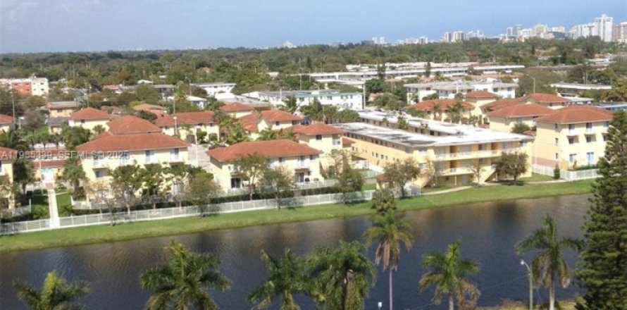Condominio en North Miami Beach, Florida, 1 dormitorio  № 1993543