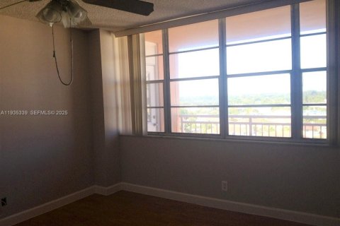 Condominio en venta en North Miami Beach, Florida, 1 dormitorio, 73.39 m2 № 1993543 - foto 2