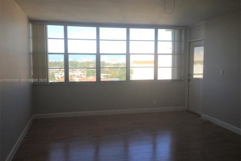 Condominio en venta en North Miami Beach, Florida, 1 dormitorio, 73.39 m2 № 1993543 - foto 3