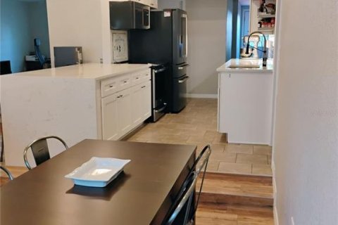 House in Saint Petersburg, Florida 4 bedrooms, 182.18 sq.m. № 1597642 - photo 5
