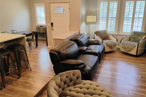 House in Saint Petersburg, Florida 4 bedrooms, 182.18 sq.m. № 1597642 - photo 3