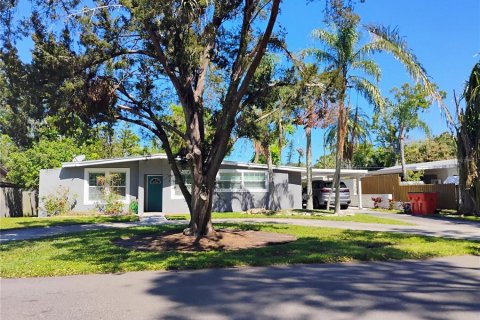 House in Saint Petersburg, Florida 4 bedrooms, 182.18 sq.m. № 1597642 - photo 1