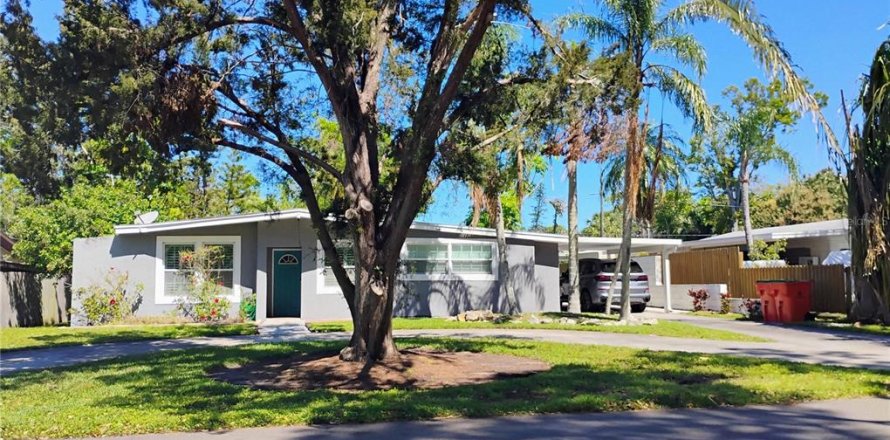 House in Saint Petersburg, Florida 4 bedrooms, 182.18 sq.m. № 1597642