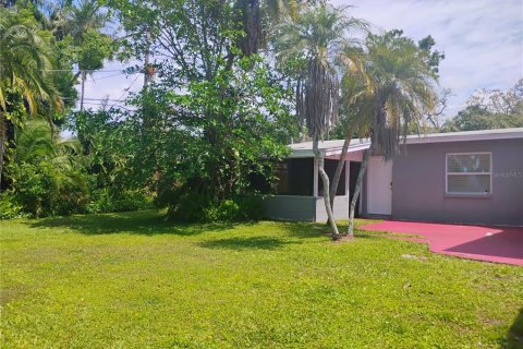 House in Saint Petersburg, Florida 4 bedrooms, 182.18 sq.m. № 1597642 - photo 30