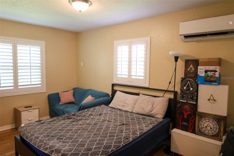 House in Saint Petersburg, Florida 4 bedrooms, 182.18 sq.m. № 1597642 - photo 25