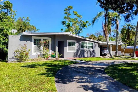 House in Saint Petersburg, Florida 4 bedrooms, 182.18 sq.m. № 1597642 - photo 27