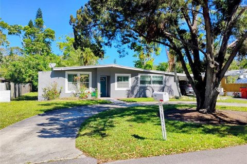 House in Saint Petersburg, Florida 4 bedrooms, 182.18 sq.m. № 1597642 - photo 26