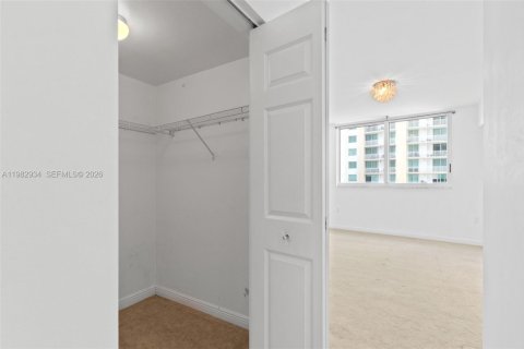 Condominio en alquiler en Hallandale Beach, Florida, 1 dormitorio, 85.01 m2 № 2080492 - foto 10