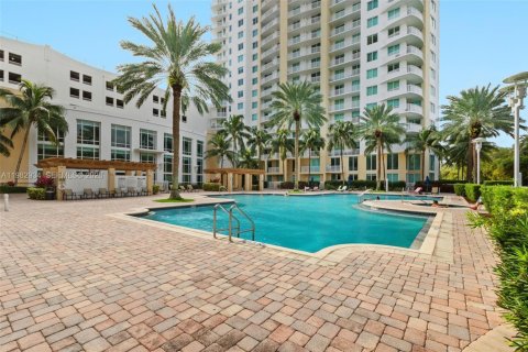 Condominio en alquiler en Hallandale Beach, Florida, 1 dormitorio, 85.01 m2 № 2080492 - foto 22