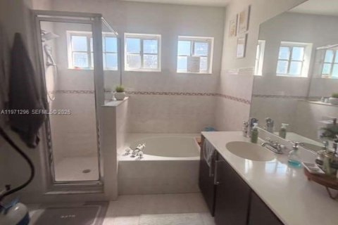 Villa ou maison à louer à Doral, Floride: 3 chambres, 196.21 m2 № 2042388 - photo 20